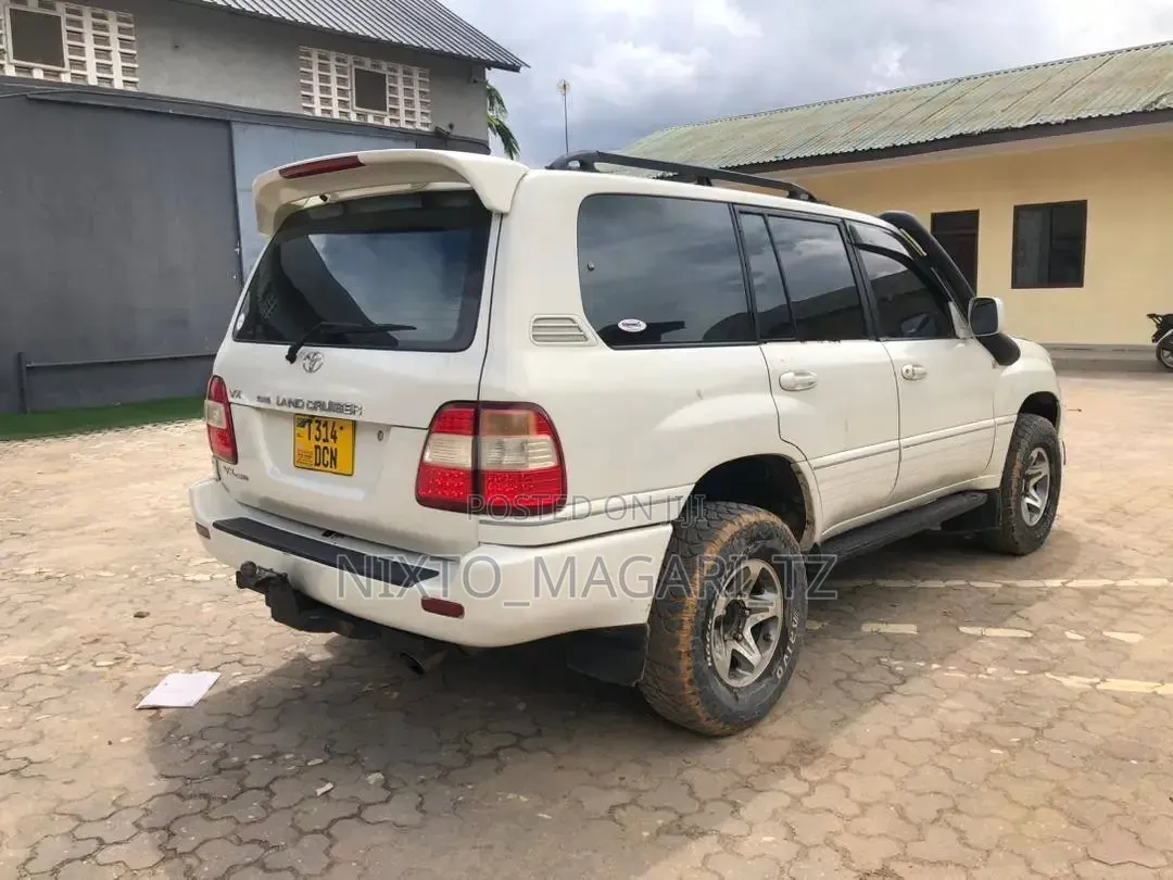 Toyota Land Cruiser 2005 White