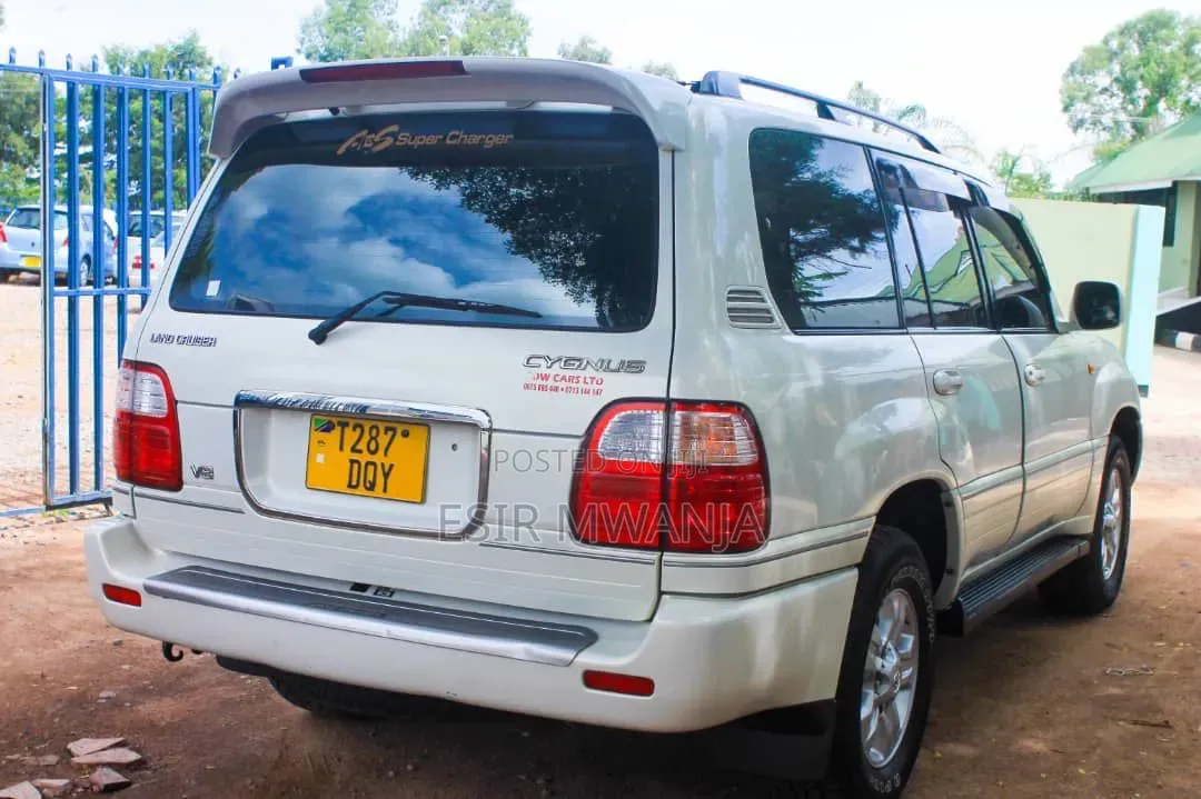 Toyota Land Cruiser 2002 White