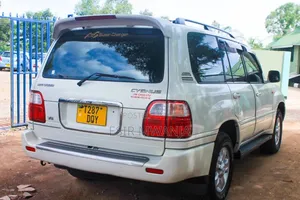 Toyota Land Cruiser 2002 White