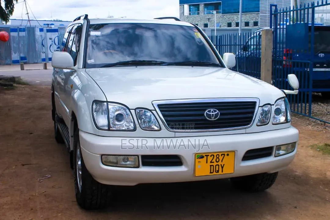 Toyota Land Cruiser 2002 White