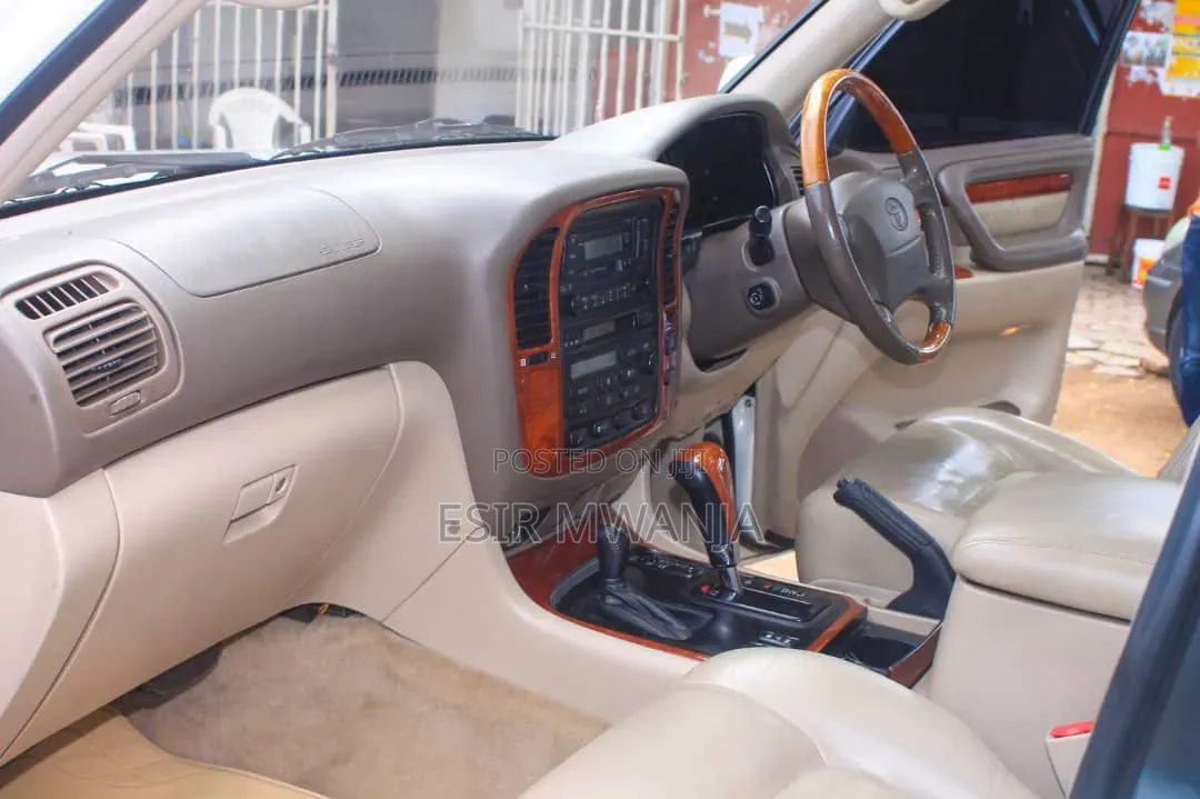 Toyota Land Cruiser 2002 White