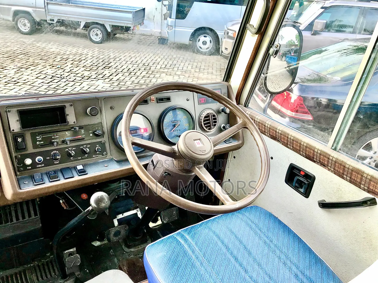 Isuzu Executive Bus 1990