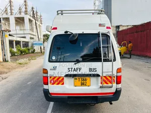 Toyota HiAce 2001 White