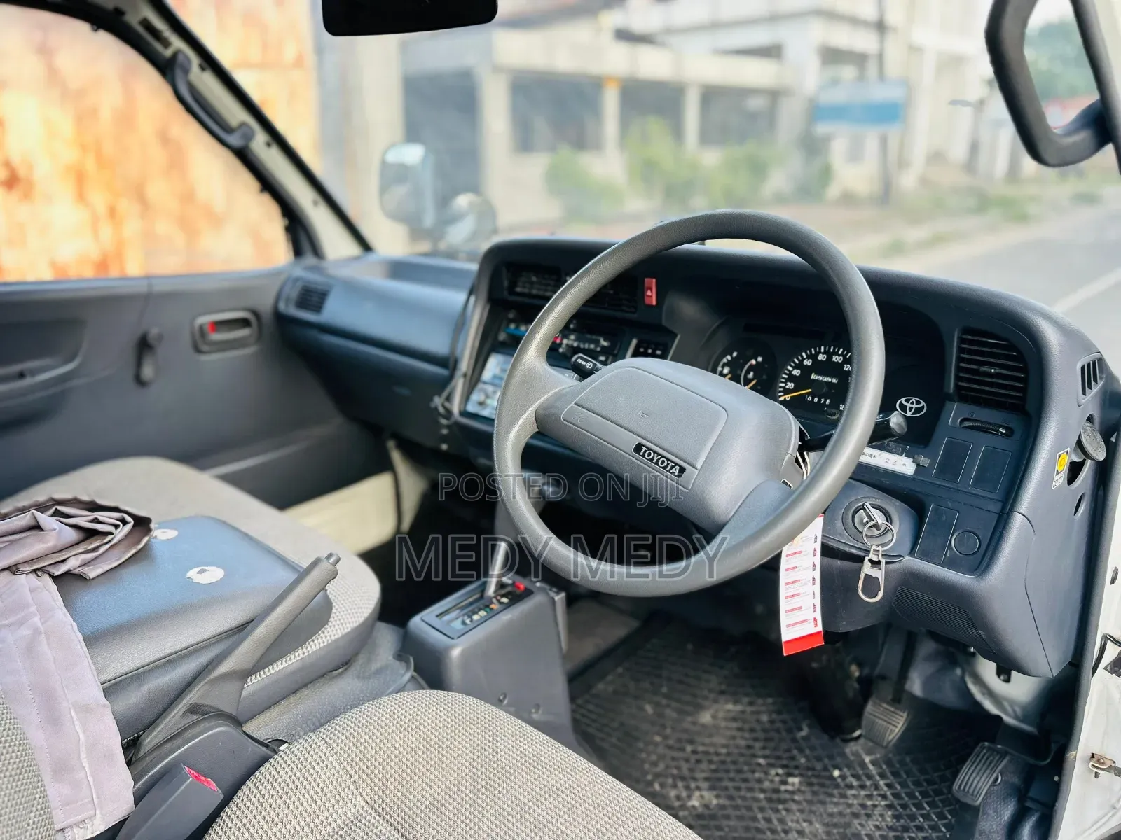 Toyota HiAce 2001 White