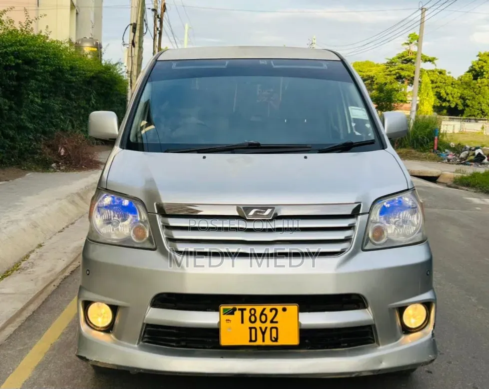 Toyota Noah 2005 Silver