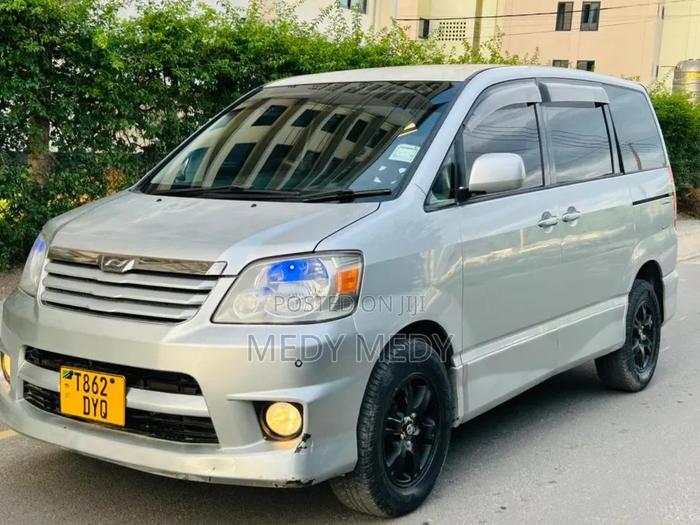 Toyota Noah 2005 Silver