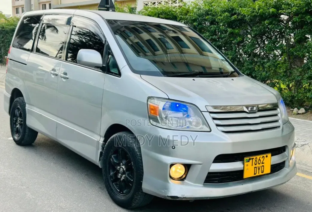 Toyota Noah 2005 Silver