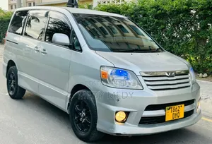Toyota Noah 2005 Silver