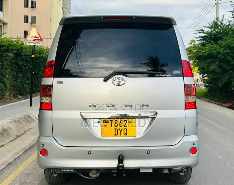 Toyota Noah 2005 Silver