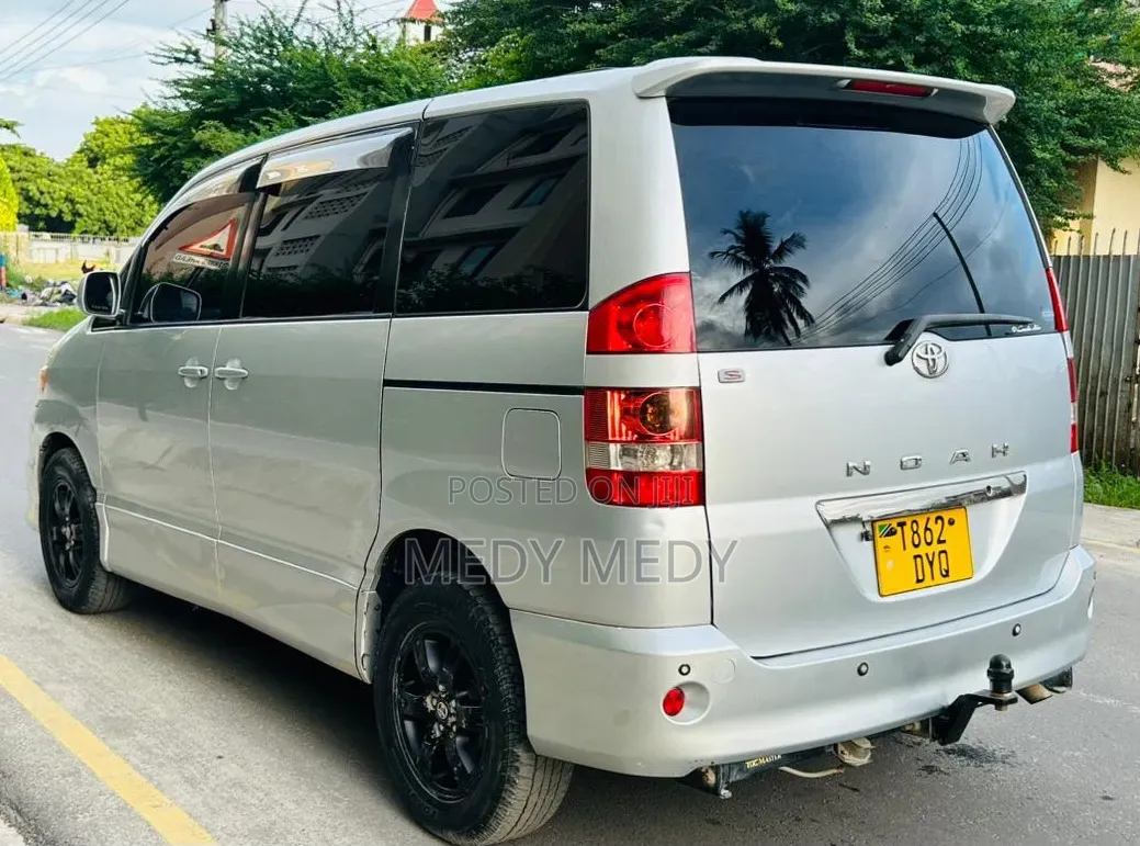 Toyota Noah 2005 Silver