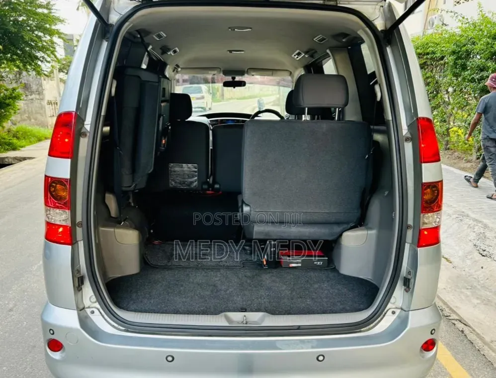 Toyota Noah 2005 Silver
