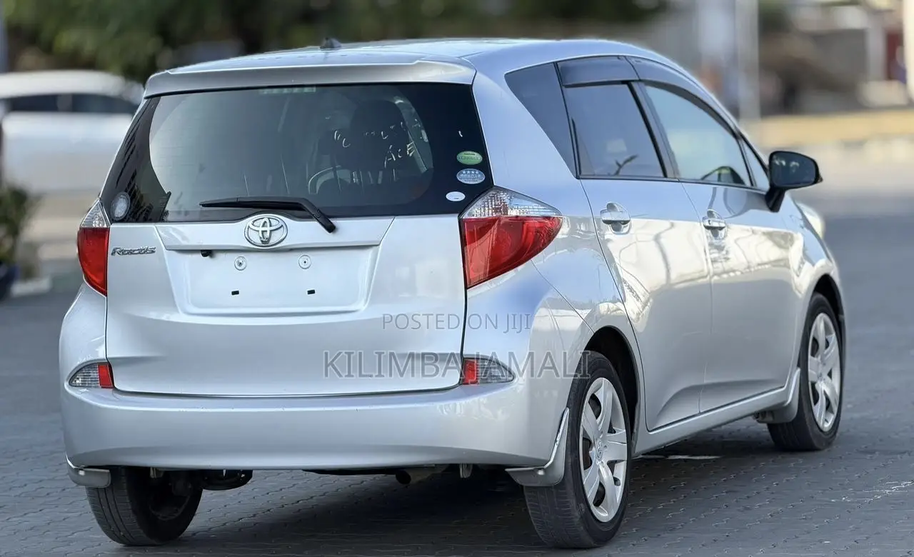 Toyota Ractis 2012 Silver