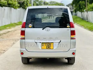 Toyota Noah 2.0 143hp FWD (8 Seater) 2007 Silver