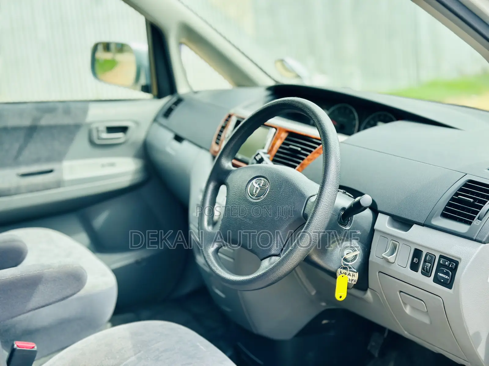 Toyota Noah 2.0 143hp FWD (8 Seater) 2007 Silver