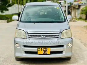 Toyota Noah 2.0 143hp FWD (8 Seater) 2007 Silver