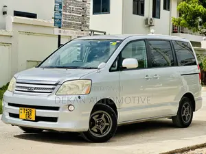 Toyota Noah 2.0 143hp FWD (8 Seater) 2007 Silver