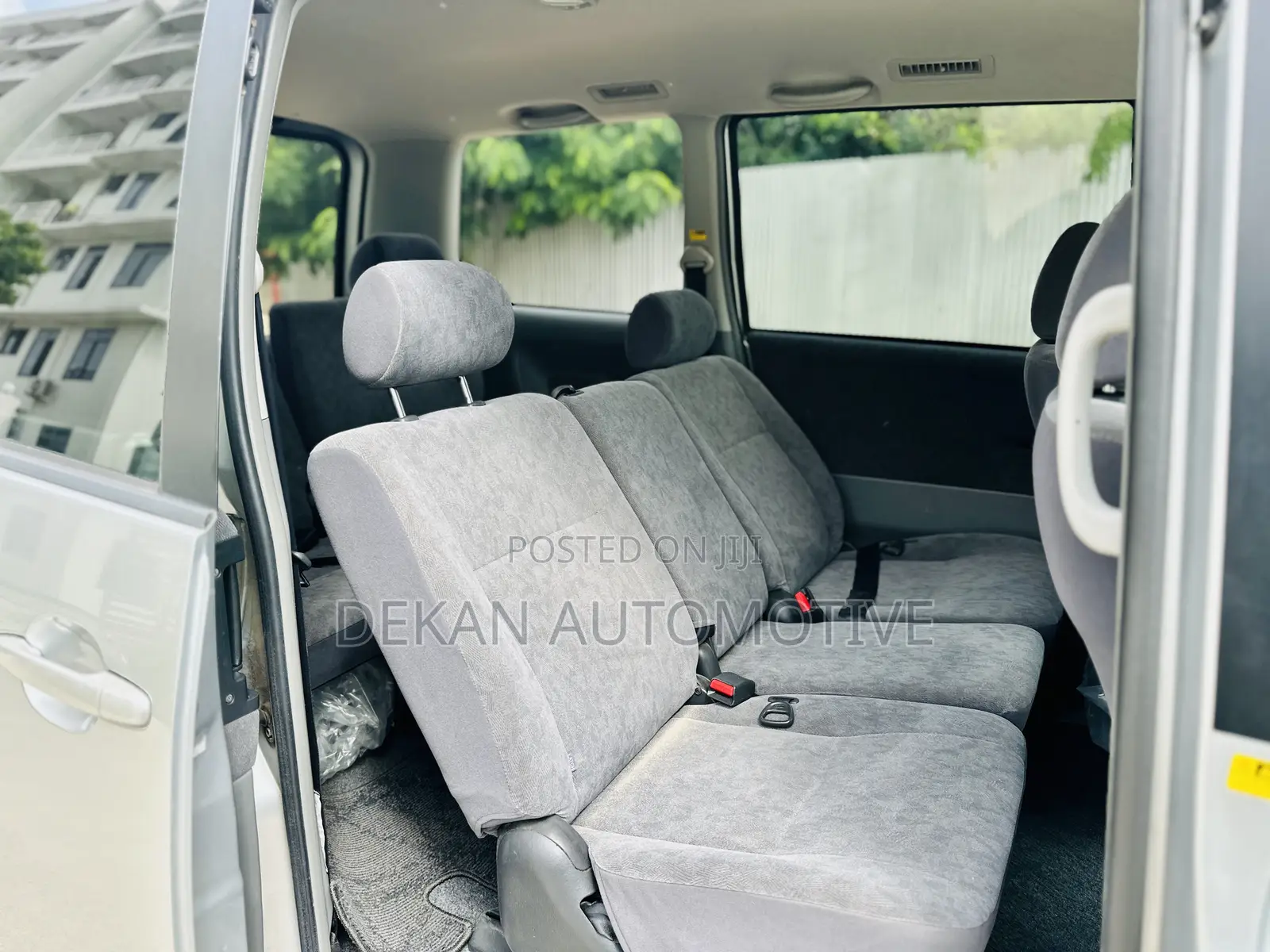 Toyota Noah 2.0 143hp FWD (8 Seater) 2007 Silver