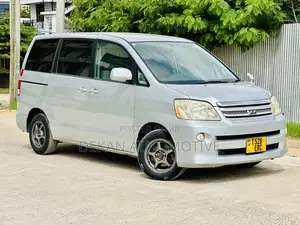 Toyota Noah 2.0 143hp FWD (8 Seater) 2007 Silver