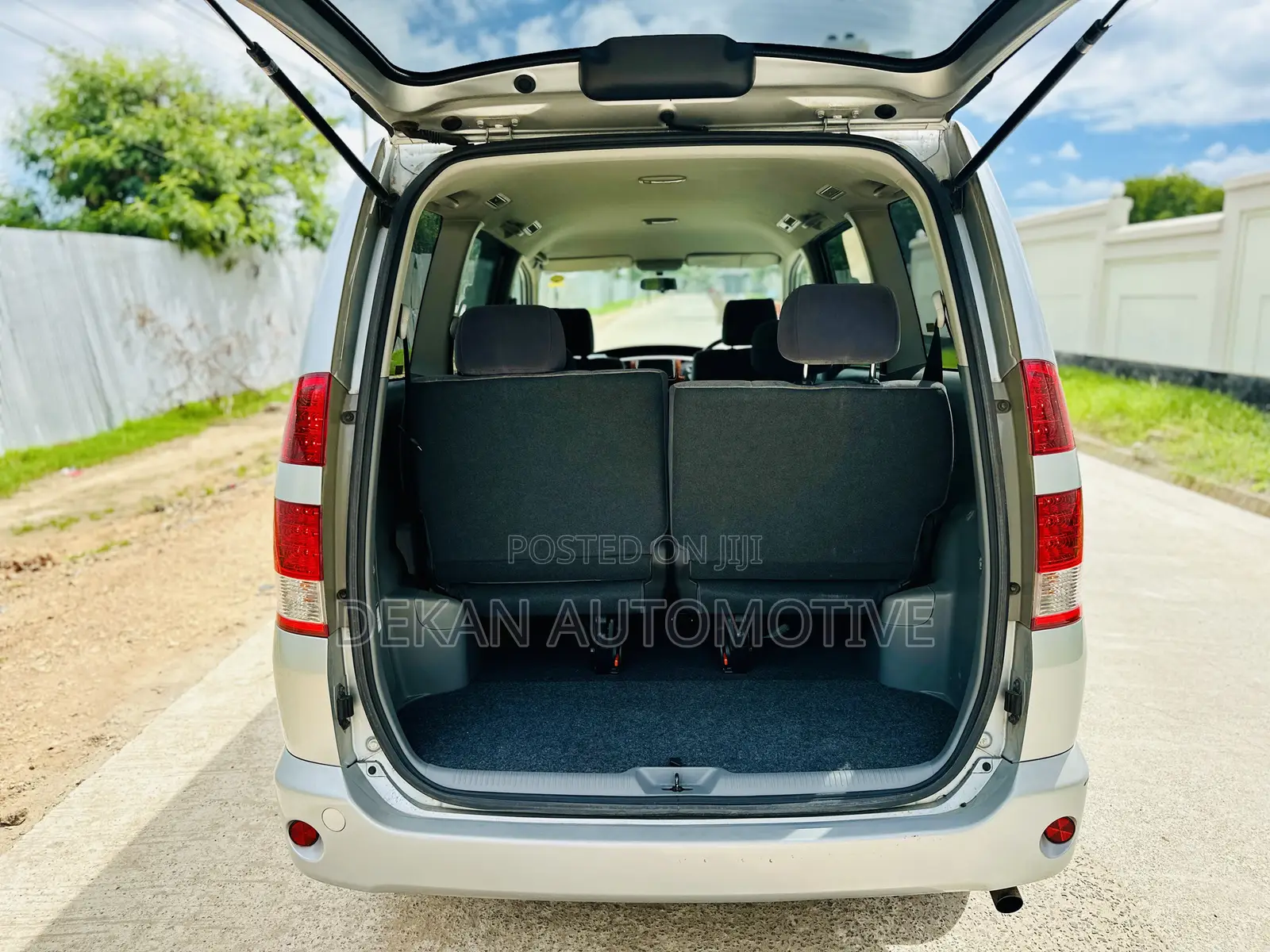 Toyota Noah 2.0 143hp FWD (8 Seater) 2007 Silver