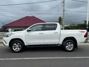 Toyota Hilux Revo Double Cab Deisel 2.4 AWD 2018 White