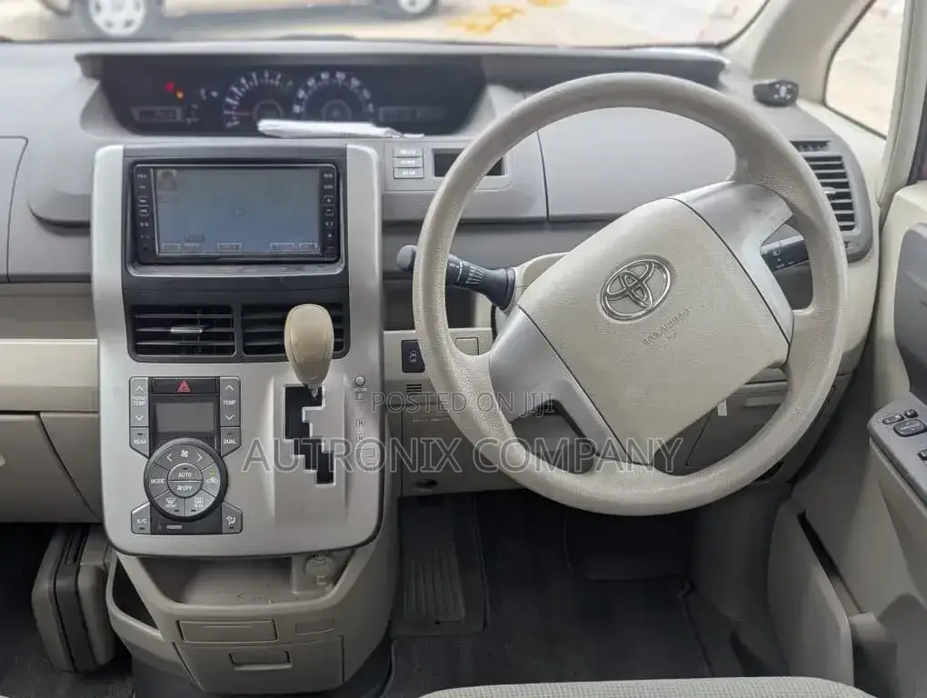 Toyota Noah 2.0 143hp AWD (8 Seater) 2008 Red