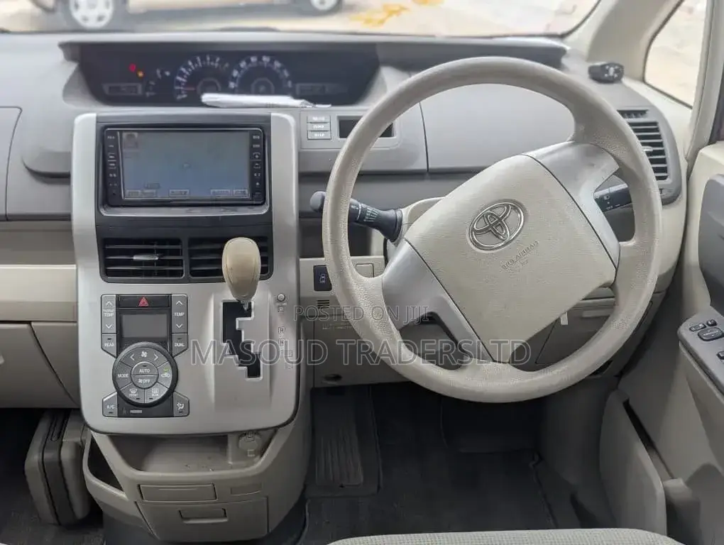 Toyota Noah 2.0 143hp AWD (8 Seater) 2008 Red