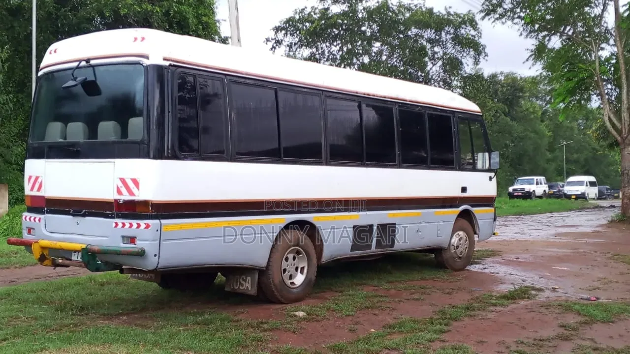 Mitsubishi Fuso Rosa 2000 White