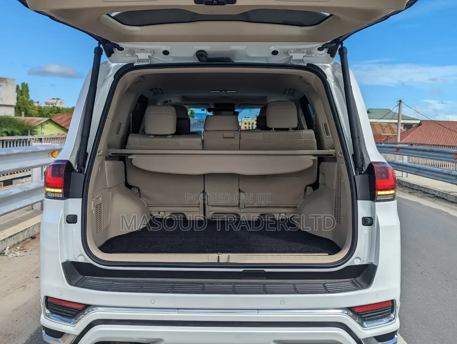Toyota Land Cruiser LC300 2024 White
