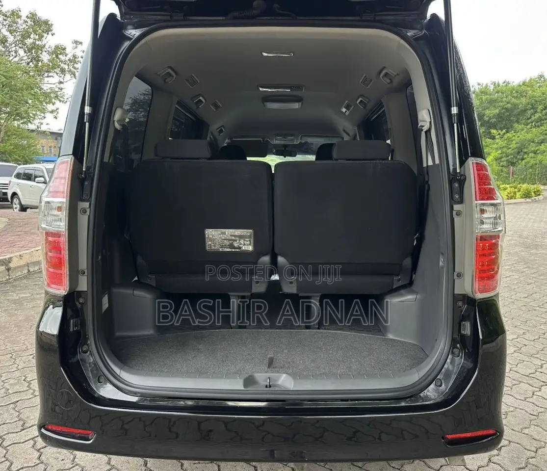 Toyota Noah 2.0 143hp FWD (7 Seater) 2008 Black