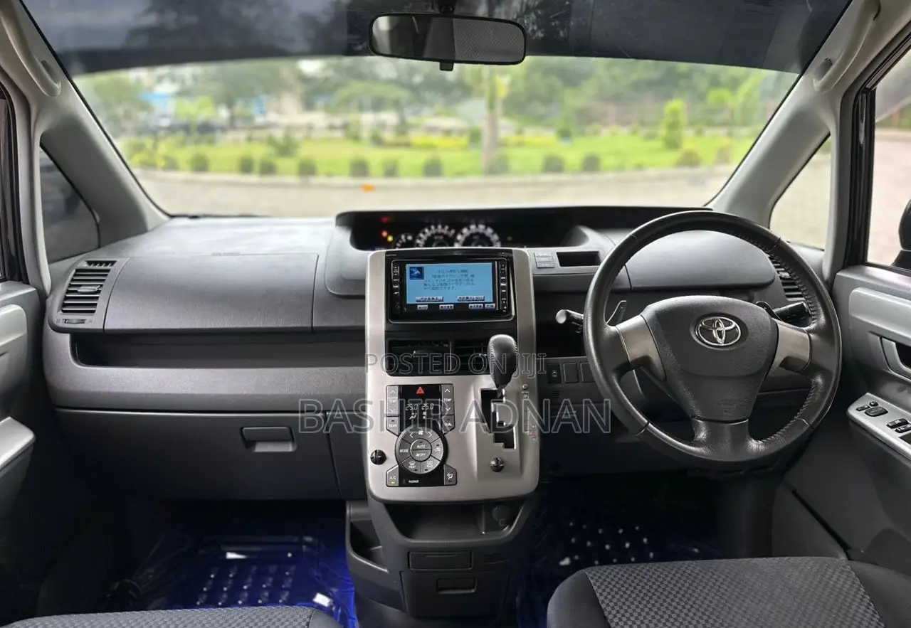 Toyota Noah 2.0 143hp FWD (7 Seater) 2008 Black