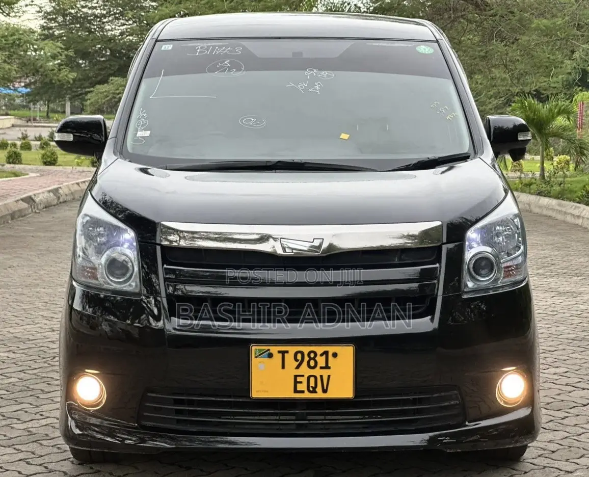 Toyota Noah 2.0 143hp FWD (7 Seater) 2008 Black
