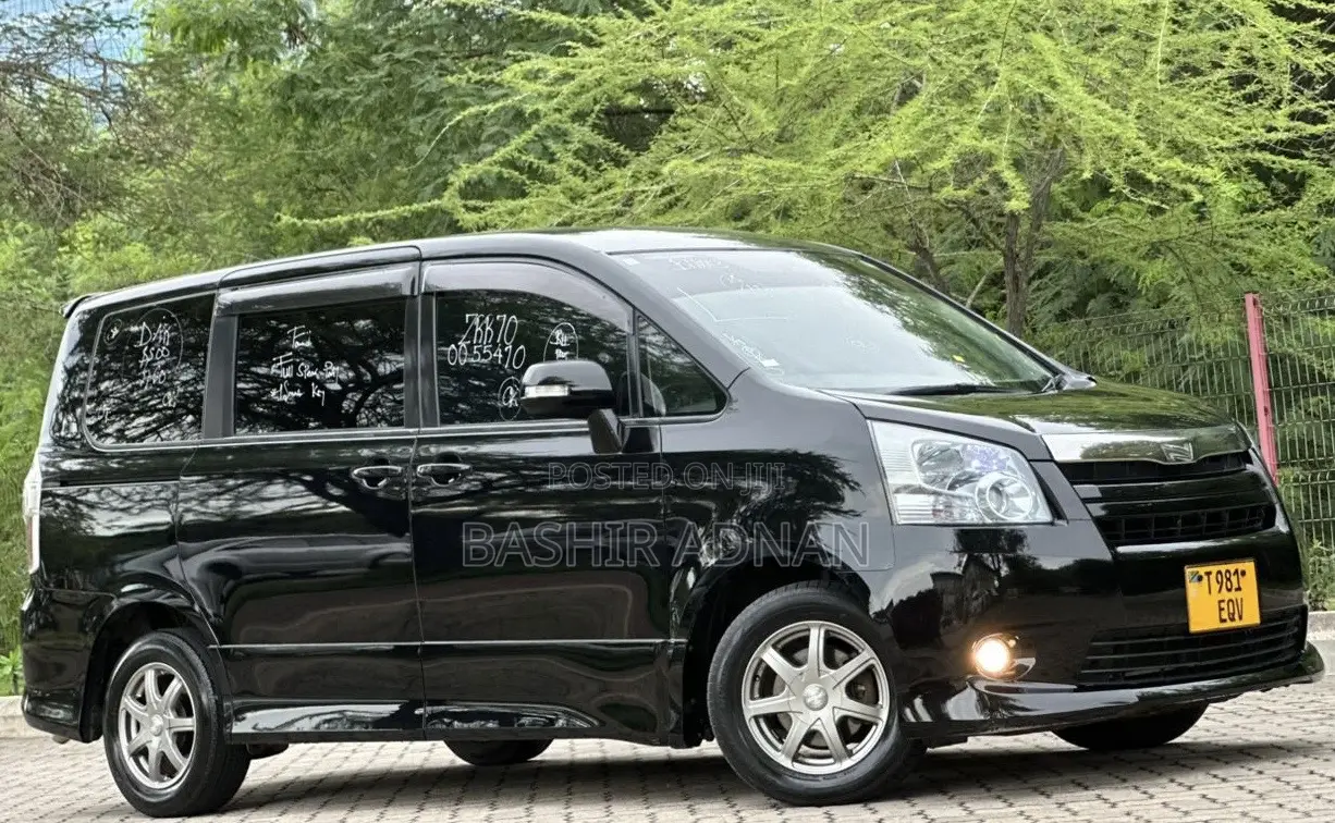 Toyota Noah 2.0 143hp FWD (7 Seater) 2008 Black