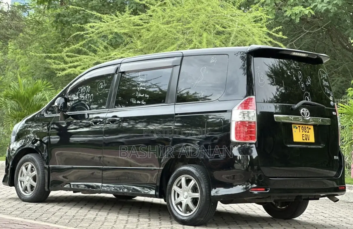 Toyota Noah 2.0 143hp FWD (7 Seater) 2008 Black