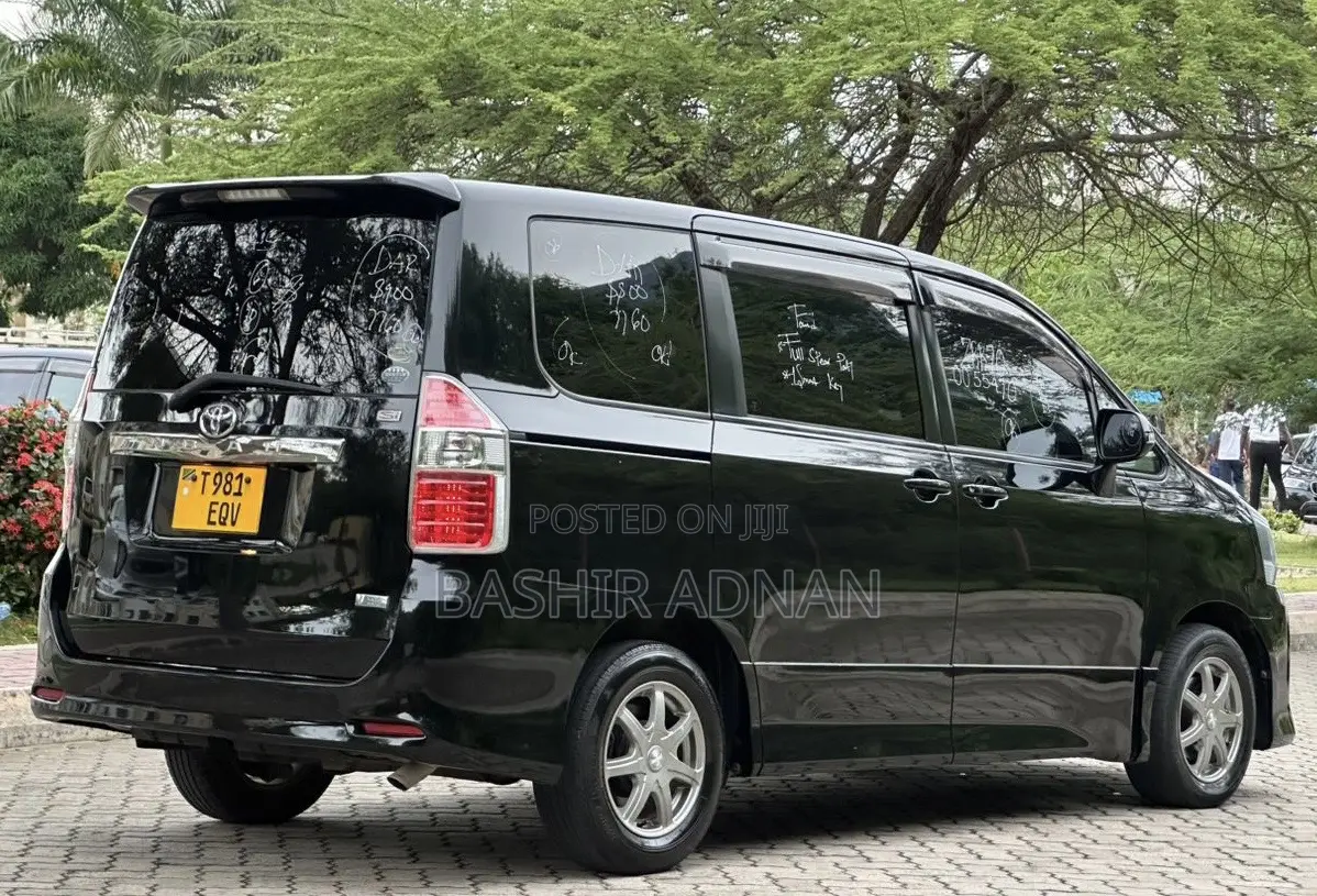 Toyota Noah 2.0 143hp FWD (7 Seater) 2008 Black