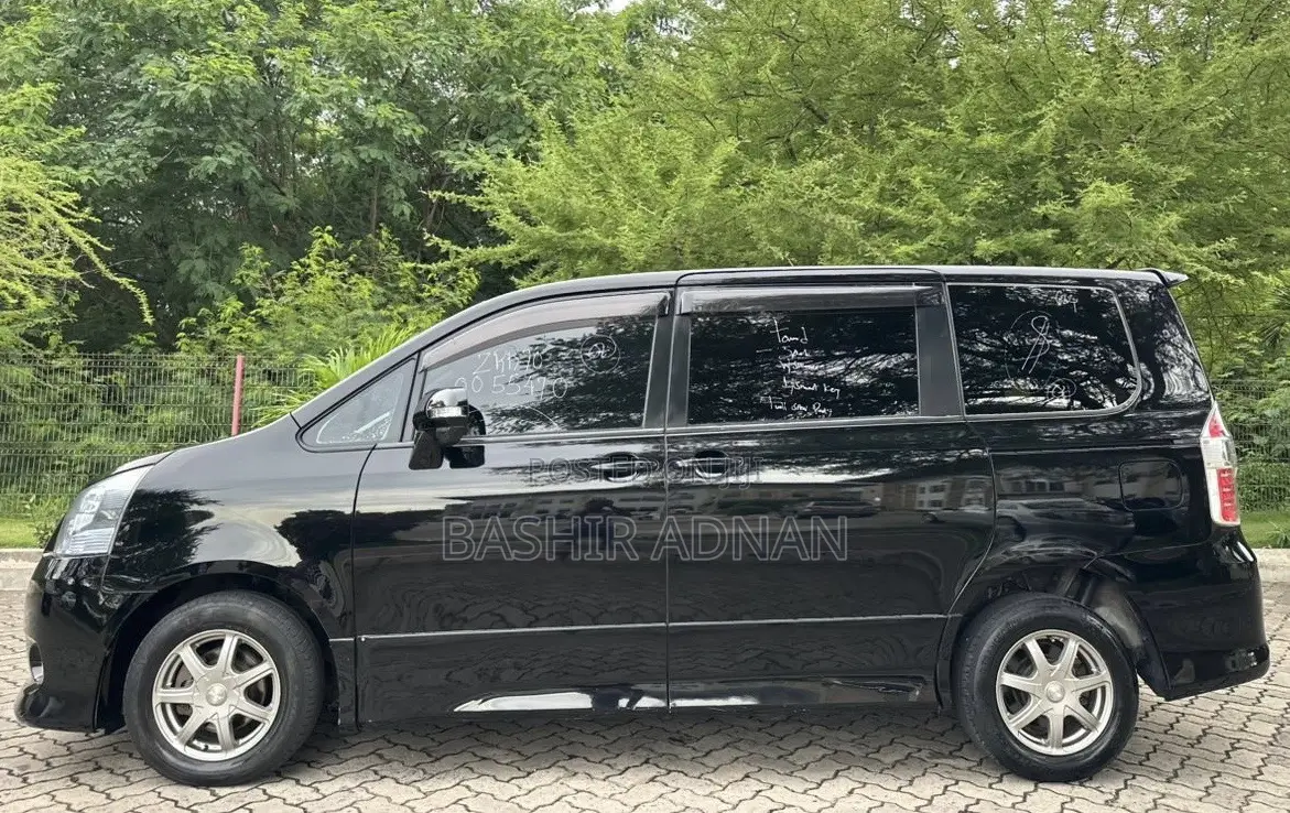 Toyota Noah 2.0 143hp FWD (7 Seater) 2008 Black