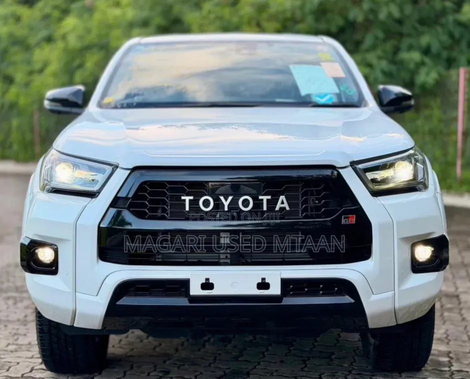 Toyota Hilux 2024 Pearl