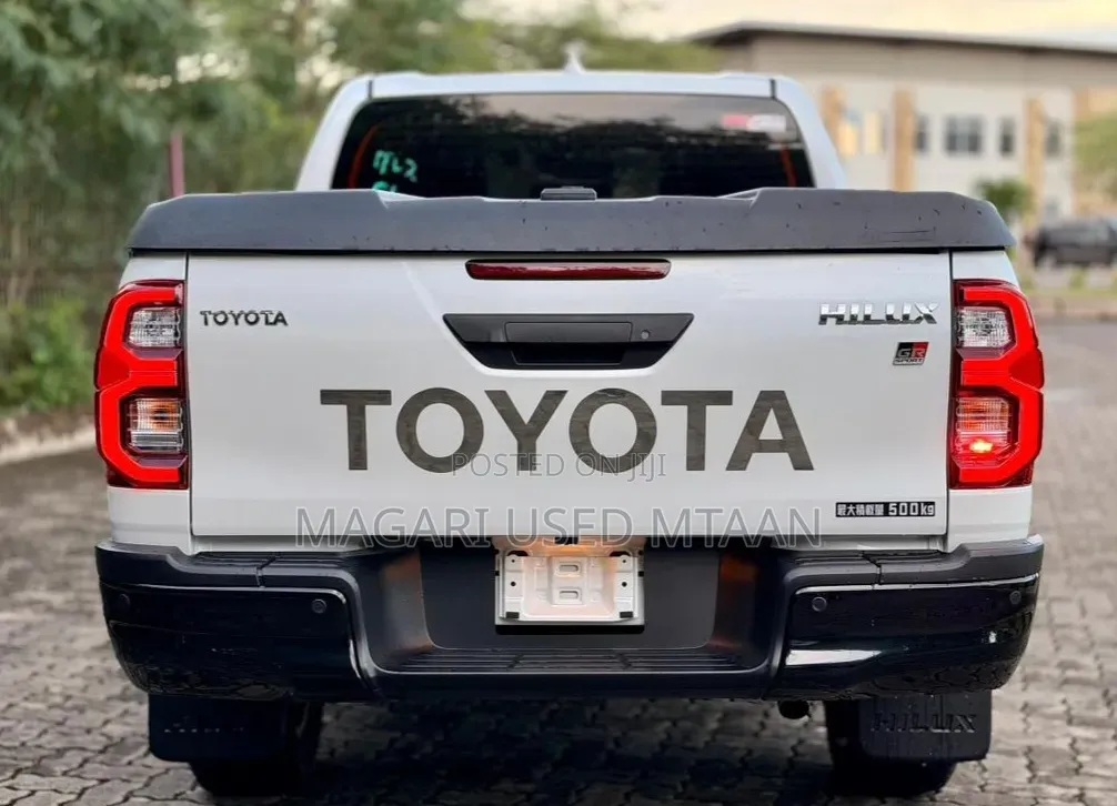 Toyota Hilux 2024 Pearl