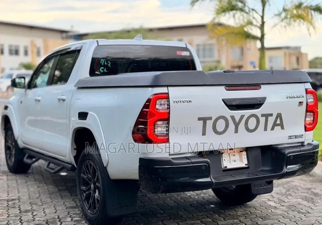 Toyota Hilux 2024 Pearl