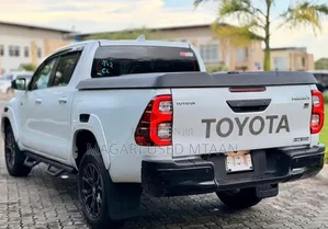 Toyota Hilux 2024 Pearl