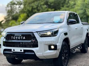 Toyota Hilux 2024 Pearl