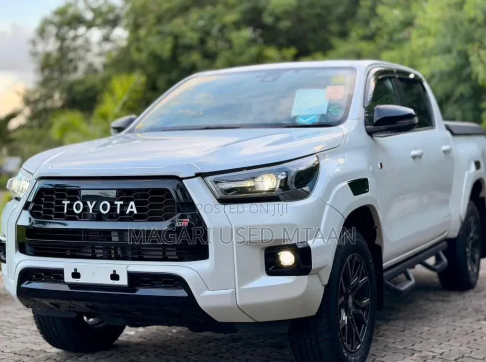 Toyota Hilux 2024 Pearl