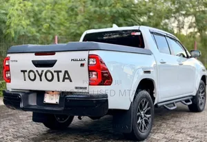 Toyota Hilux 2024 Pearl