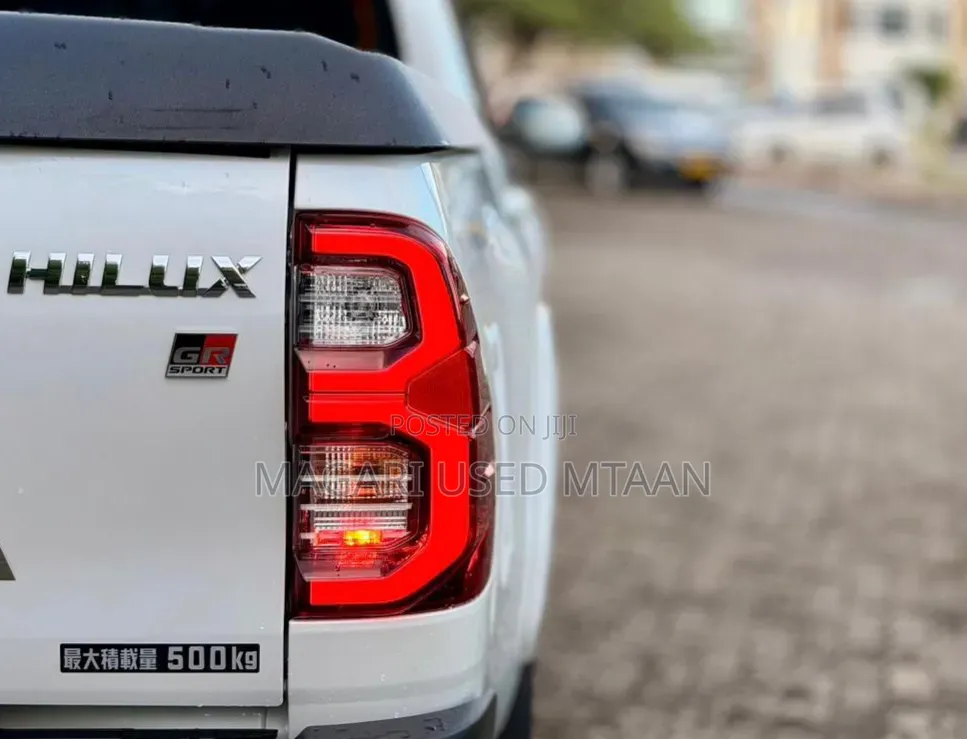 Toyota Hilux 2024 Pearl