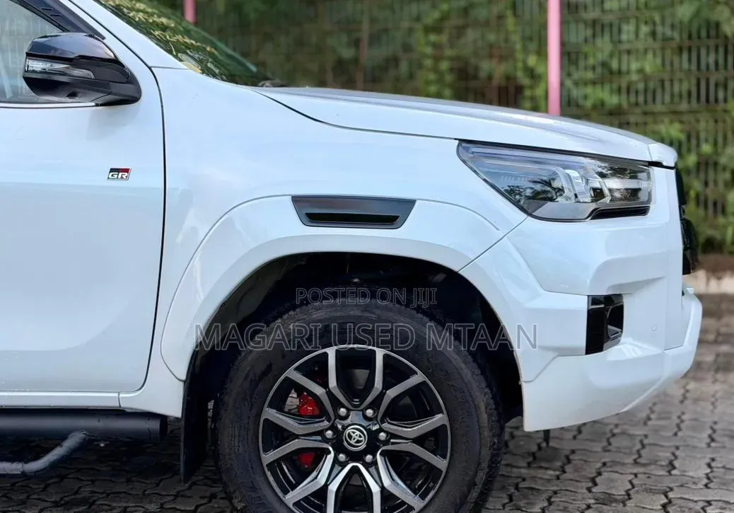 Toyota Hilux 2024 Pearl