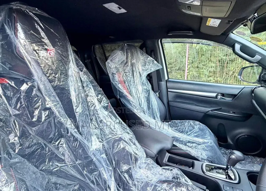 Toyota Hilux 2024 Pearl
