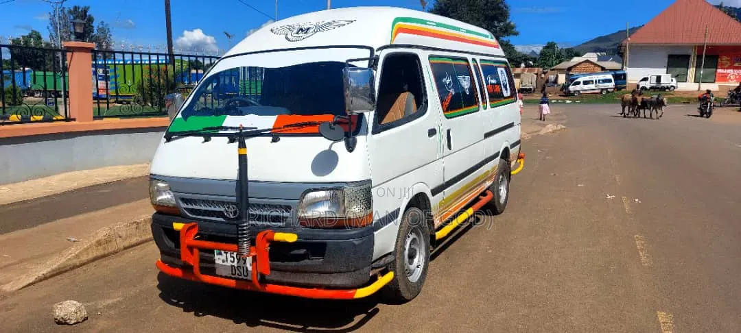 Toyota HiAce 2002 White