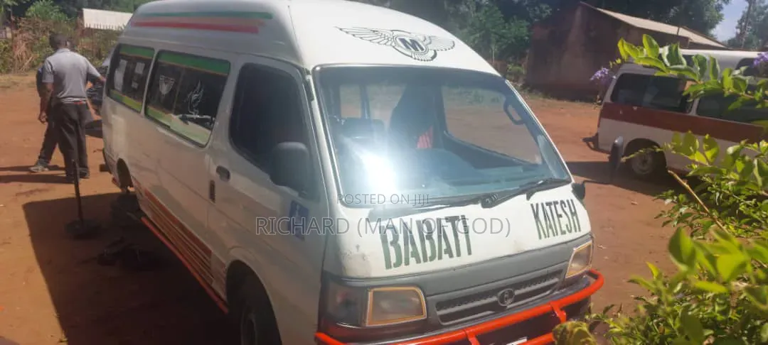 Toyota HiAce 2002 White