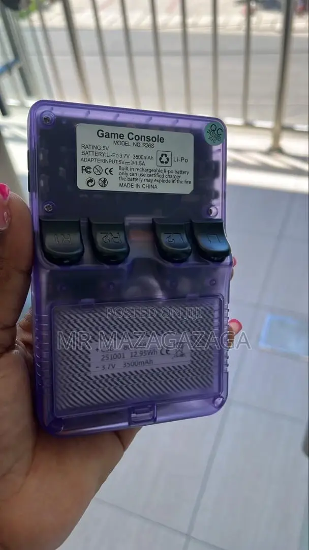 R36s Handheld Game Console 3.5inch