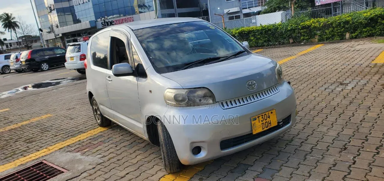 Toyota Porte 2005 Silver