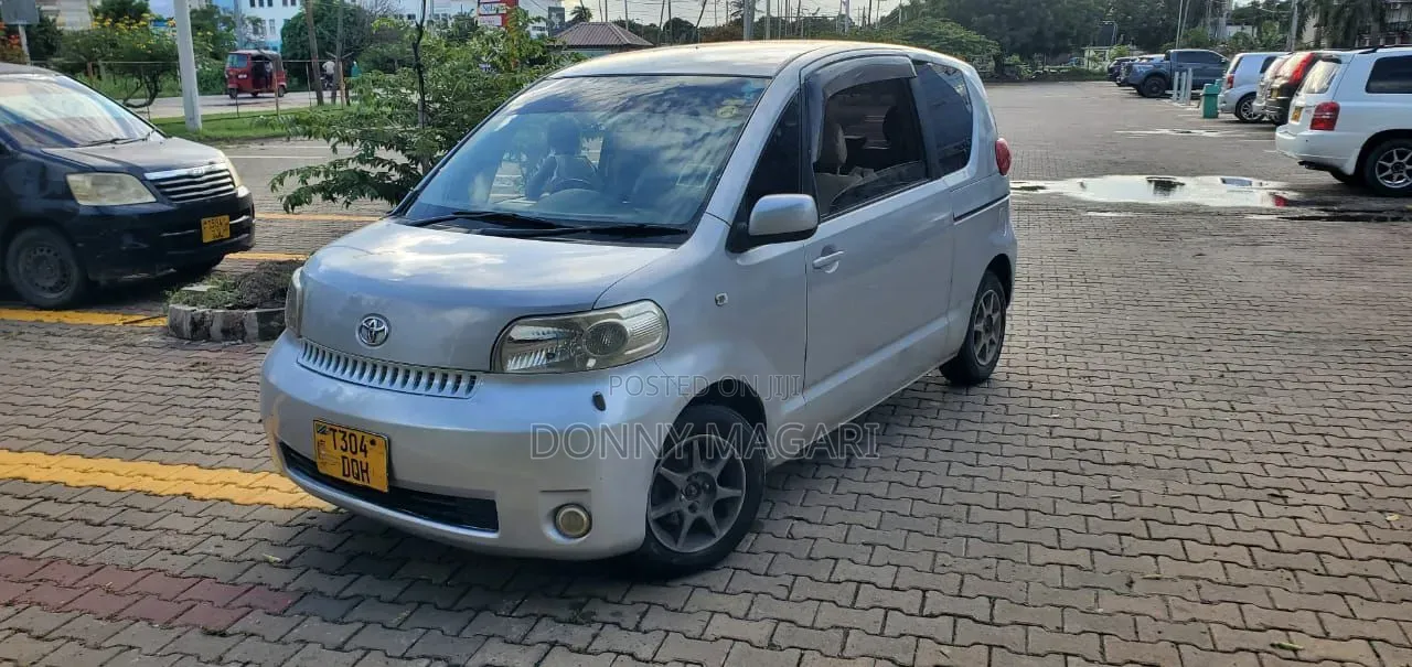 Toyota Porte 2005 Silver